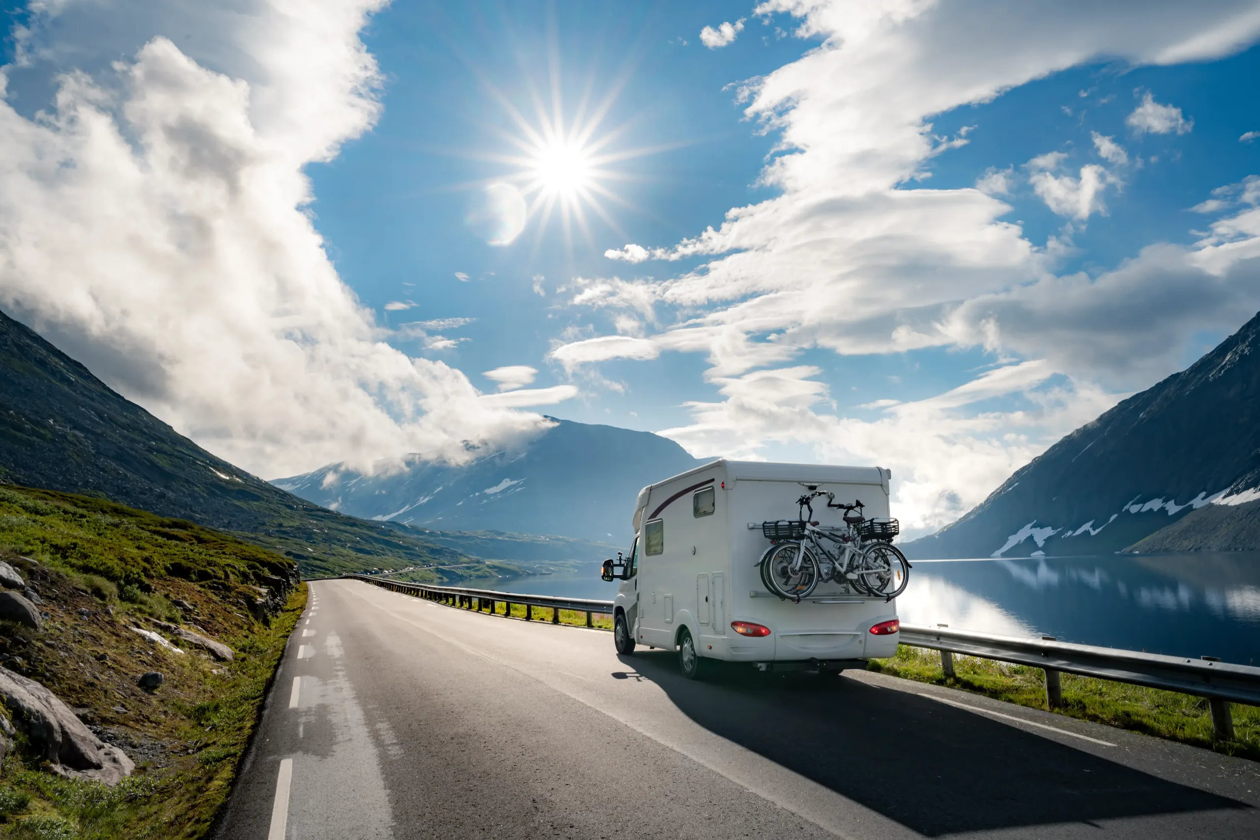 Wohnmobil auf norwegischer Fjordstraße – DiLog digitales Reisetagebuch